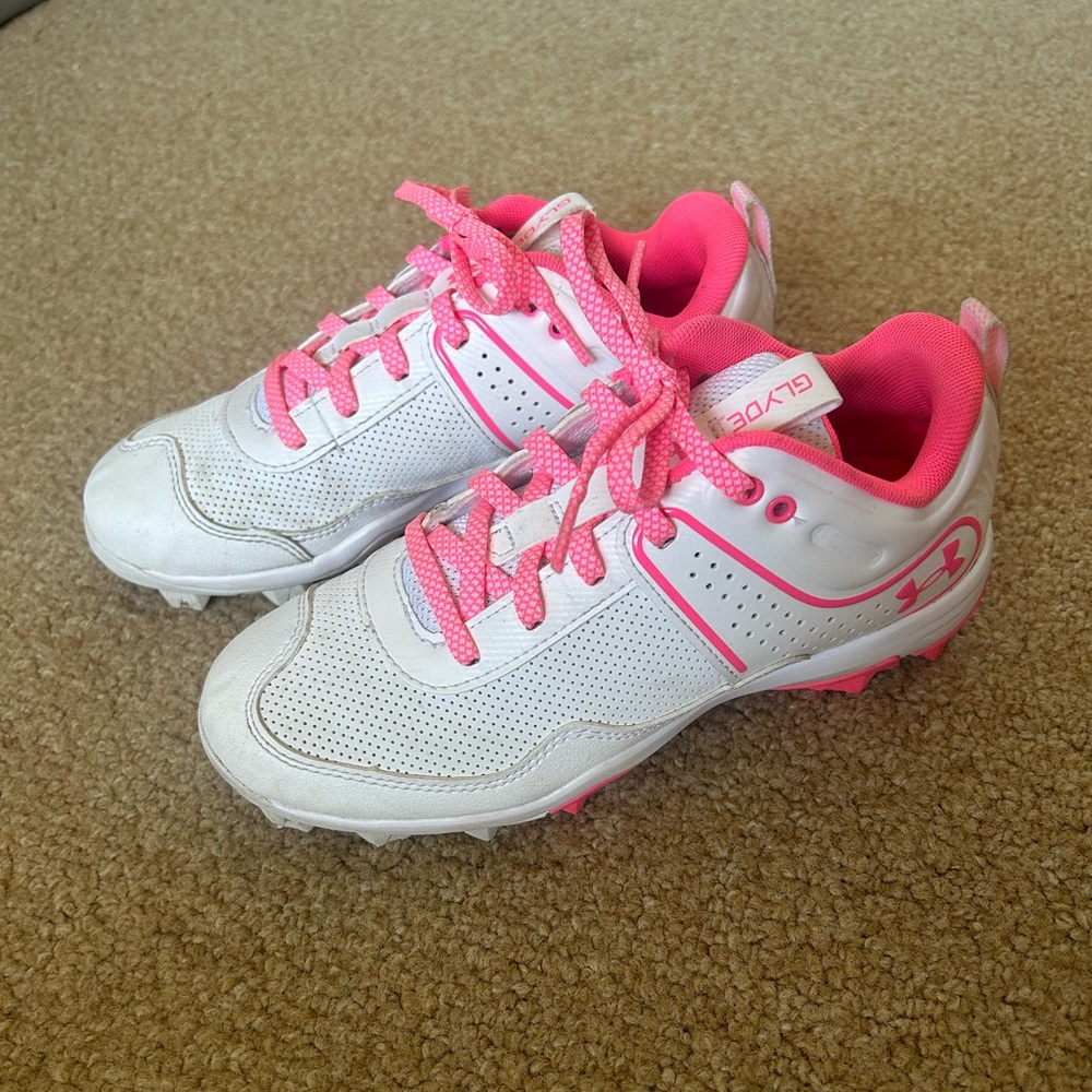 Girls Under Armour softball cleats. Size 3.5Y.